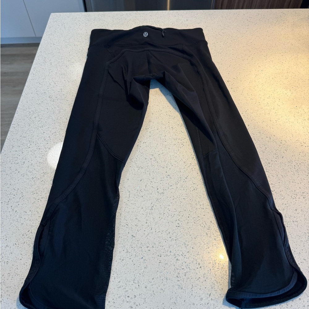 Lululemon key hole mesh cropped leggings.
